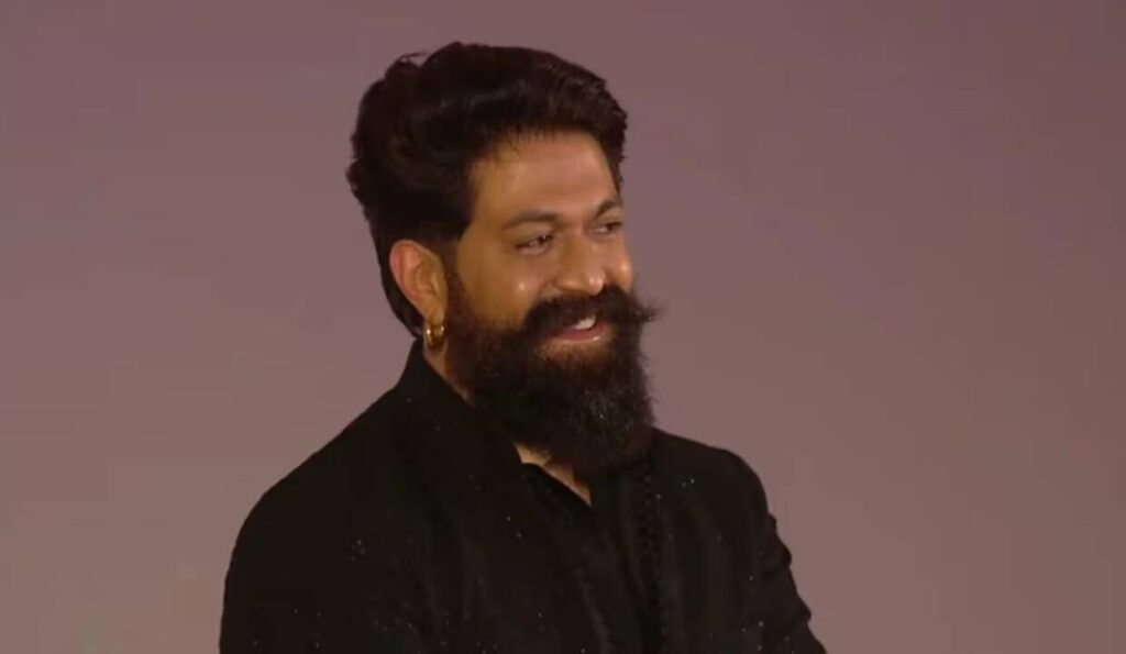 यश ने ‘रामायण’ आयोजन में ‘डैडीज़ होम’ के गगनभेदी नारों पर शर्माते हुए प्रतिक्रिया दी