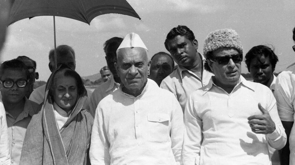 लोकसभा चुनाव में हार और एमजीआर सरकार की बर्खास्तगी लोकसभा चुनाव में हार और एमजीआर सरकार की बर्खास्तगी